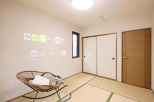 an empty room with a chair and a door at B桜坂Sakurazaka APT in Susakiuramachi