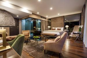 贝尔格莱德SAINT TEN Boutique Hotel, Small Luxury Hotels的一间带床、桌椅的酒店房间