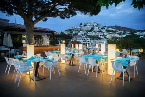 
a dining area with tables, chairs and umbrellas at Can Miquel in L'Escala
