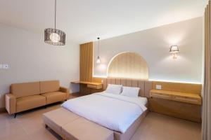 a hotel room with a bed and a couch at Gió Villa in Ấp Sơn Hải +50 photos
