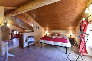 ヴァルトゥルナンシュにあるロンシャン パキ シャンブル ドートの木製の天井が特徴のベッドルーム1室(ベッド1台付) +115枚の写真