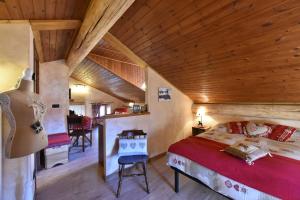 una camera da letto con un letto e un soffitto in legno di L'Ancien Paquier Chambre D'Hotes a Valtournenche