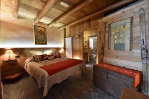 una camera da letto con un letto in una cabina di legno di L'Ancien Paquier Chambre D'Hotes a Valtournenche
