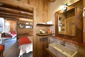 un bagno con un lavandino e un letto in una stanza di L'Ancien Paquier Chambre D'Hotes a Valtournenche Altre 37 foto