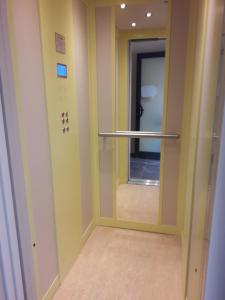 a hallway with a mirror in a room at Stella in Ascoli Piceno