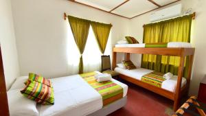 a bedroom with two bunk beds and a window at Casa independiente in Puerto Ayora