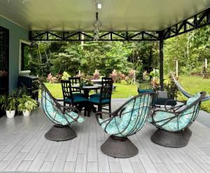 a patio with chairs and a table in a pavilion at Hidden River Lodge & Termales Incluidas in San Francisco