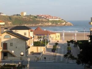Hostería Isla Cabrera في سوانسيس: مجموعة من المباني على شاطئ بجوار المحيط