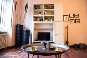 A television and/or entertainment centre at Porta Latina Apartment