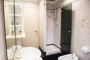 A bathroom at Porta Latina Apartment Még 20 kép