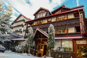 普雷代亚尔Pension Restaurant Speranta的一座大建筑,地面上积雪