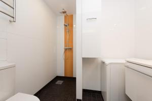 une salle de bain avec toilettes et douche dans l'établissement City Center Studio Apartment, à Tallinn