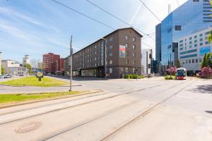 une rue vide avec un bâtiment et un bus dans l'établissement City Center Studio Apartment, à Tallinn