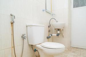 a bathroom with a toilet and a sink at RedDoorz near Universitas Merdeka Malang 2 in Malang +28 photos