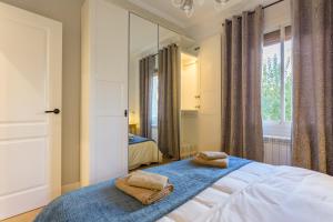 una camera da letto con un letto con due asciugamani sopra di Moreryadom a Barcellona