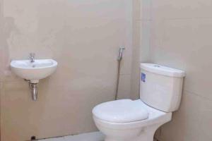 a bathroom with a toilet and a sink at Artayya Puri 2 near Alun Alun Caruban Mitra RedDoorz in Madiun