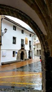 une arche menant à un grand bâtiment blanc dans l'établissement Casa Rural Las Pedrolas, à Arnedillo