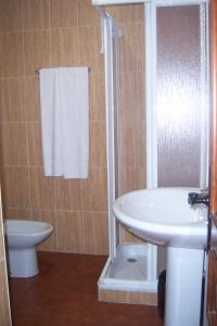 y baño con ducha, lavabo y aseo. en Hotel Restaurante Los Prados, en Loeches
