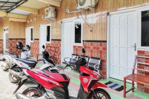 eine Reihe von Motorrädern in einer Garage geparkt in der Unterkunft Queen Asri Mitra RedDoorz in Kediri