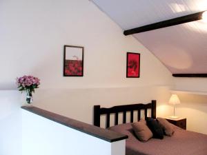 um quarto com uma cama e um vaso de flores em BH Studio Casa grande em Fortaleza em Fortaleza