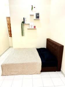 a bedroom with a bed with a blue blanket at SuaTamu Homestay One Aircond in Kamunting