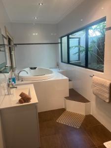 ein Badezimmer mit Badewanne, Waschbecken und Fenster in der Unterkunft About Time Retreats- Studio Seven in Mansfield + 27 Fotos