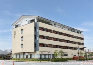 a large white building with a lot of windows at Isegekusando Iseshinsen in Ise