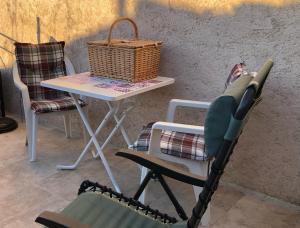 a table and two chairs and a table with a basket at La Pierrerie Bambou in Tourtour