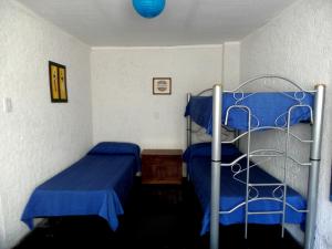 1 dormitorio con 2 literas con sábanas azules en Hostel Otro Mundo en Mendoza