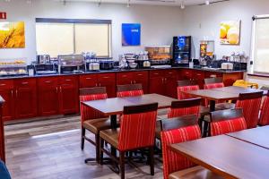 a restaurant with wooden tables and red chairs at Comfort Inn Kennewick Richland in Kennewick