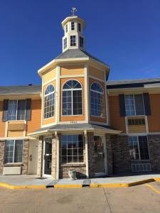 un edificio con una torre de reloj encima en Victorian Inn, en Beatrice