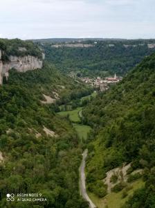 a view of a winding road in a mountain valley at l'Echappée Crançotine in Crançot