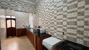 Una cocina con encimera y microondas. en Yoyo Celestial Home, en Arusha
