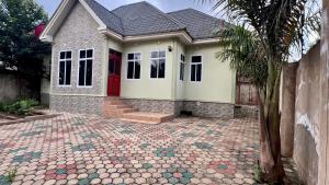 Una casa con una entrada de ladrillos al frente. en Yoyo Celestial Home, en Arusha
