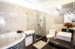 a bathroom with a sink, toilet and shower at Ife Boutique in Lima
