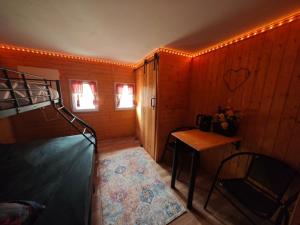 a small room with a bunk bed and a table at Gästezimmer Arcoiris in Seifhennersdorf