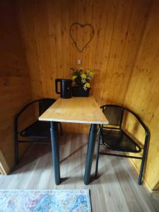a table with a plant on it in a room at Gästezimmer Arcoiris in Seifhennersdorf