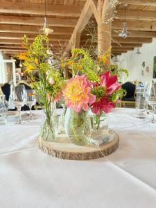 two vases filled with flowers on a table at Aamølle Gæstgiveri in Hadsund