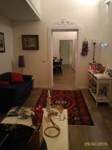 ein Wohnzimmer mit einem Sofa und einem Tisch in der Unterkunft B&B Il Conservatorio in Neapel