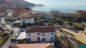 Luftaufnahme einer Stadt am Meer in der Unterkunft Bocca D'oro S1 in Isola del Giglio