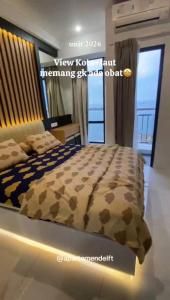 a bedroom with a bed in a room at Delft Apartement in Tanjungbunga