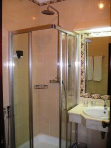 a bathroom with a shower and a sink at Solar de Mos in Lagos