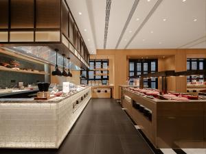a large kitchen with a buffet line in a restaurant at Four Points by Sheraton Qingtian in Qingtian