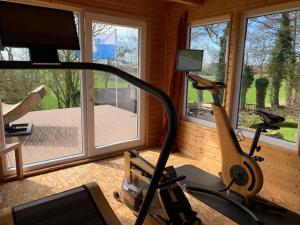 a gym with two exercise bikes and a television at Ferienwohnungen Hensel in Minsen