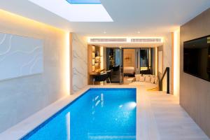 a swimming pool in a house with a living room at Al Bandar Rotana – Dubai Creek in Dubai