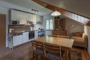 a kitchen and dining room with a table and chairs at Ferienwohnung Regentalblick in Miltach