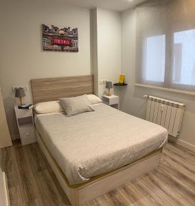 a bedroom with a bed and two night stands at Apartamento Centro León GVSM in León