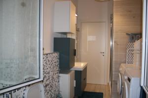 małą kuchnię ze zlewem i lodówką w obiekcie La casa di Kro w Bolonii