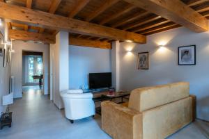 a living room with a couch and a tv at Lo scrigno di Camilla in Capannori