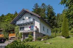 a house with a balcony on the side of it at Ferienwohnung Regentalblick in Miltach